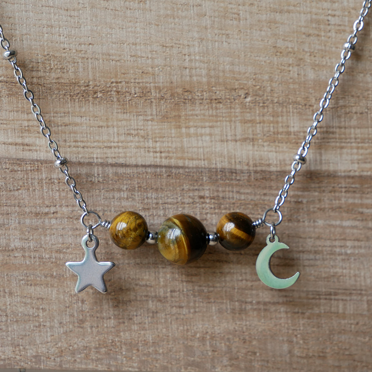 Collier en Œil de Tigre avec pendentif central et breloques célestes