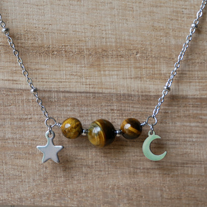 Collier en Œil de Tigre avec pendentif central et breloques célestes