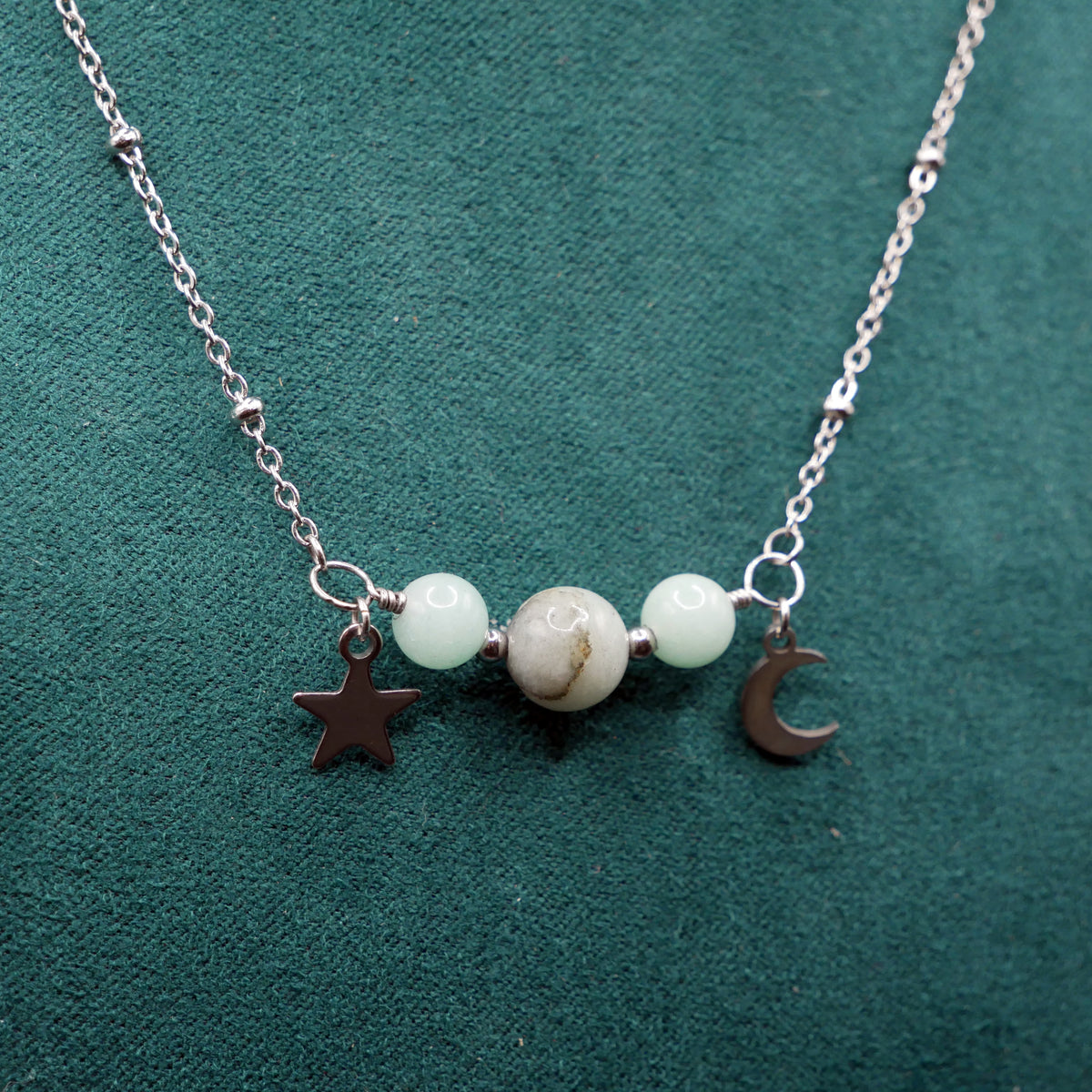 Collier en Amazonite avec pendentif central et breloques célestes