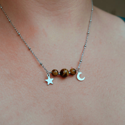 Collier en Œil de Tigre avec pendentif central et breloques célestes