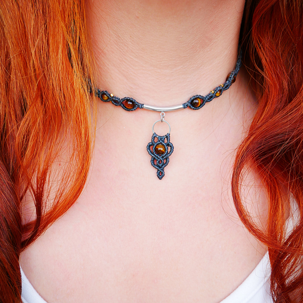 Collier ras-de-cou gothique Vulcain en micro-macramé Anthracite avec perles d'œil de tigre