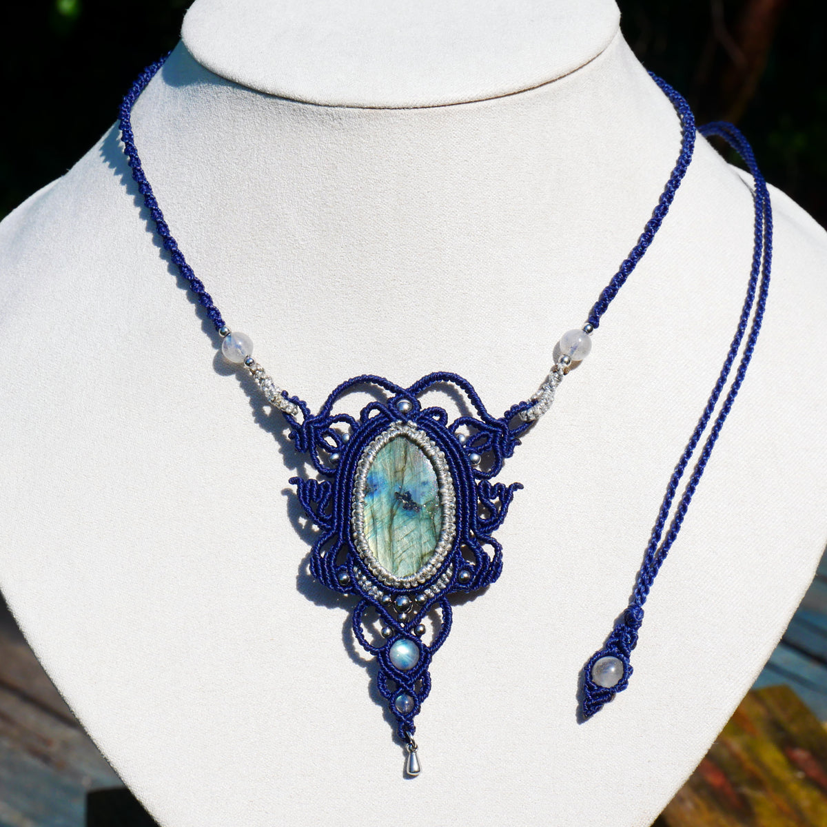 Collier artisanal Yvie avec tissage bleu foncé et fil argenté