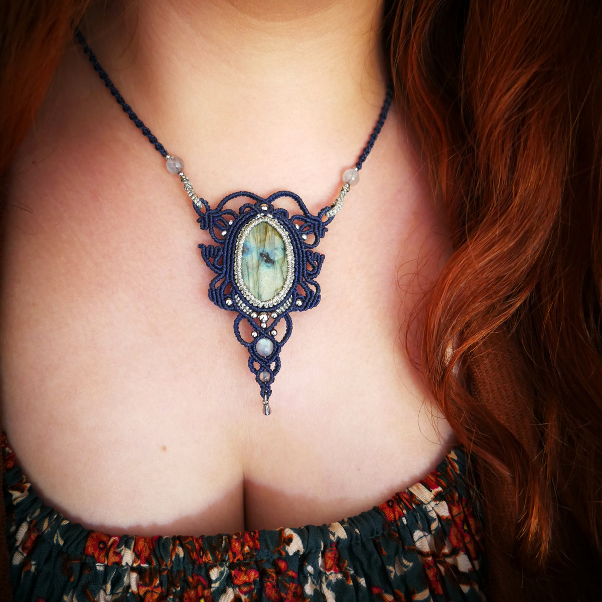 Collier talisman Yvie en micro-macramé avec labradorite ovale