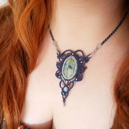 Collier artisanal Yvie avec tissage bleu foncé et fil argenté