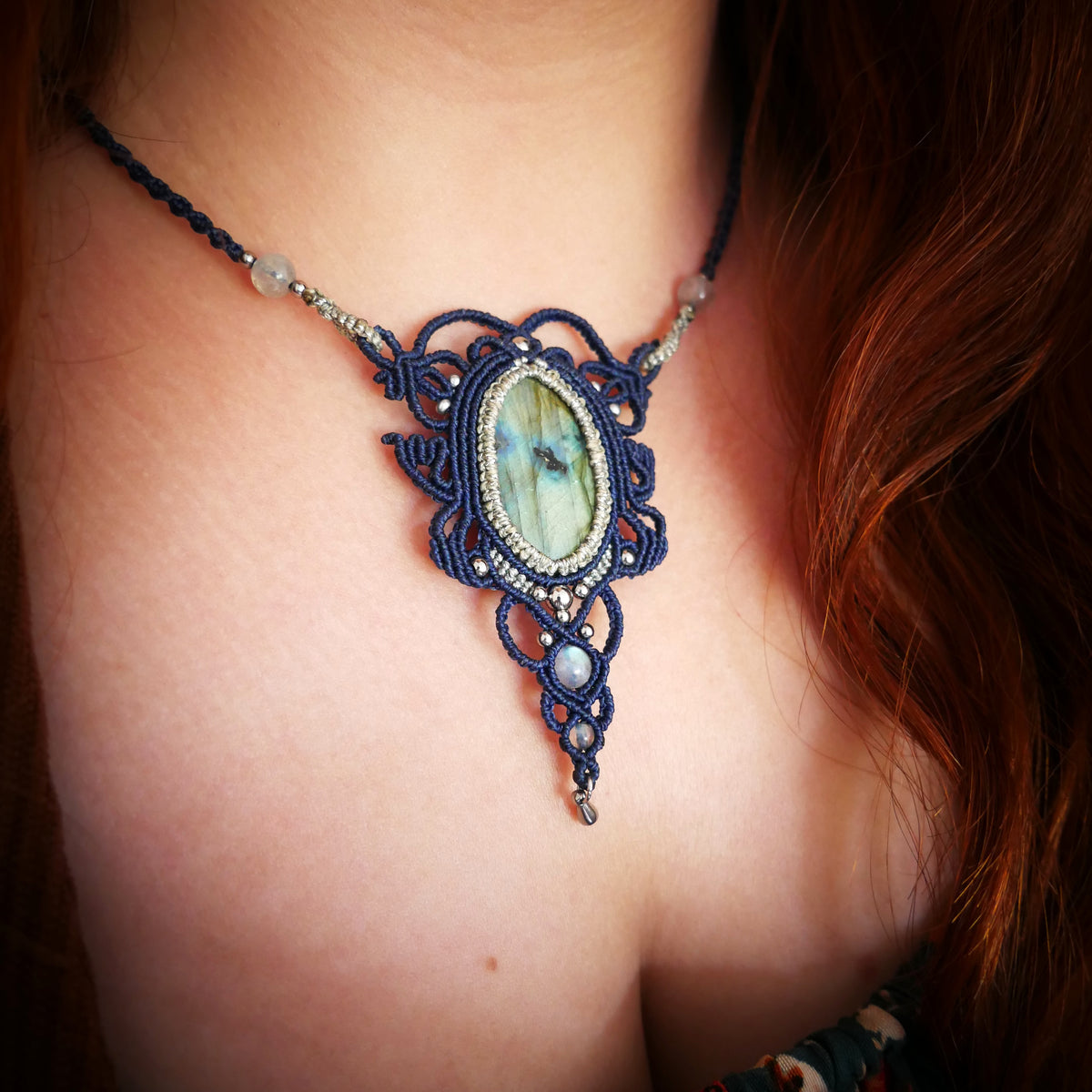 Collier talisman fait main en micro-macramé et pierres naturelles
