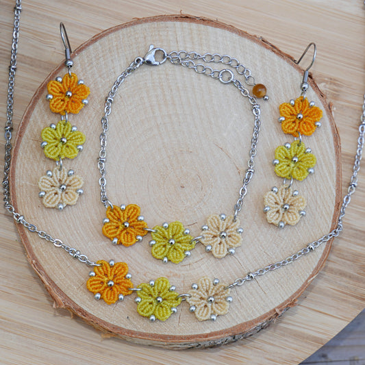 Collier Blossom avec trois fleurs en micro-macramé en camaïeu de couleur Jaune sur chaîne perlée argentée, bijou artisanal floral Macram’Elo Créations.