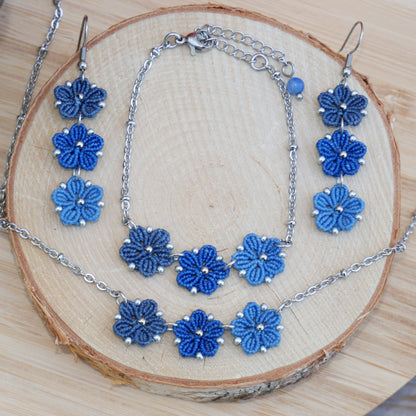 Parure Blossom avec trois fleurs en micro-macramé en camaïeu de couleur Bleu sur chaîne perlée argentée, bijou artisanal floral Macram’Elo Créations.