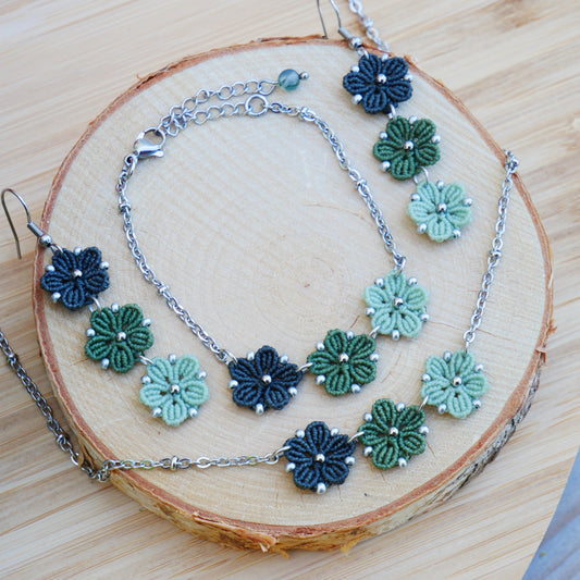 Parure Blossom avec trois fleurs en micro-macramé en camaïeu de couleur Vert kaki sur chaîne perlée argentée, bijou artisanal floral Macram’Elo Créations.