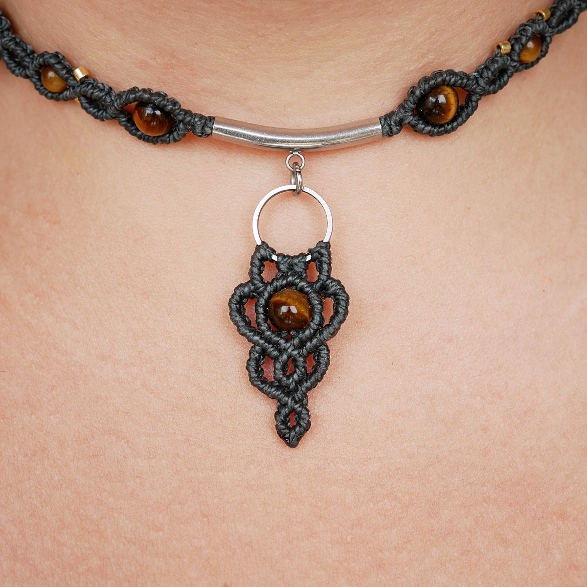 Pendentif central en micro-macramé Anthracite orné d'une perle d'œil de tigre
