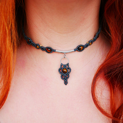 Collier ras-de-cou gothique Vulcain en micro-macramé Anthracite avec perles d'œil de tigre