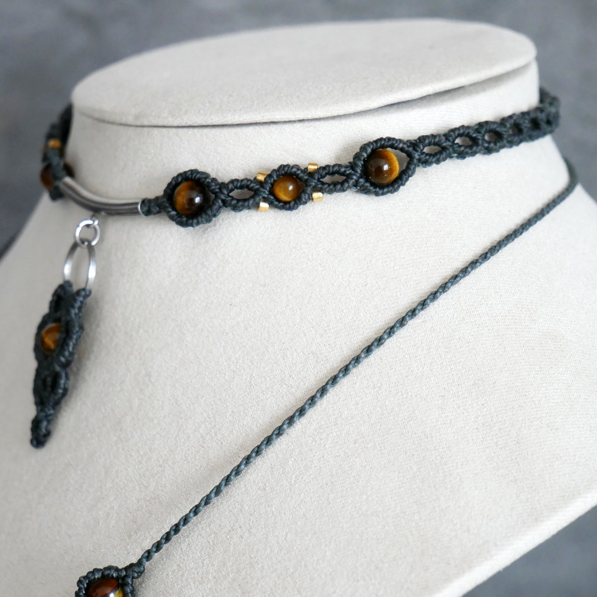 Perles naturelles d'œil de tigre aux reflets dorés et bruns sur le collier Vulcain