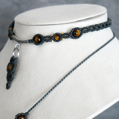 Perles naturelles d'œil de tigre aux reflets dorés et bruns sur le collier Vulcain