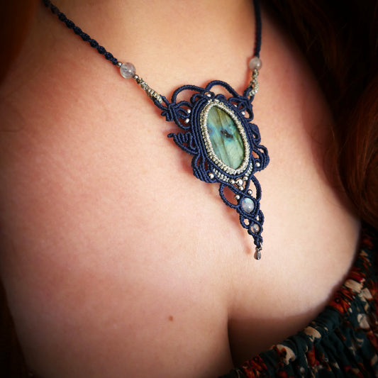 Collier talisman Yvie en micro-macramé avec labradorite ovale
