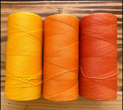 Les trois bobines de fils Soleil, Topaz et Orange